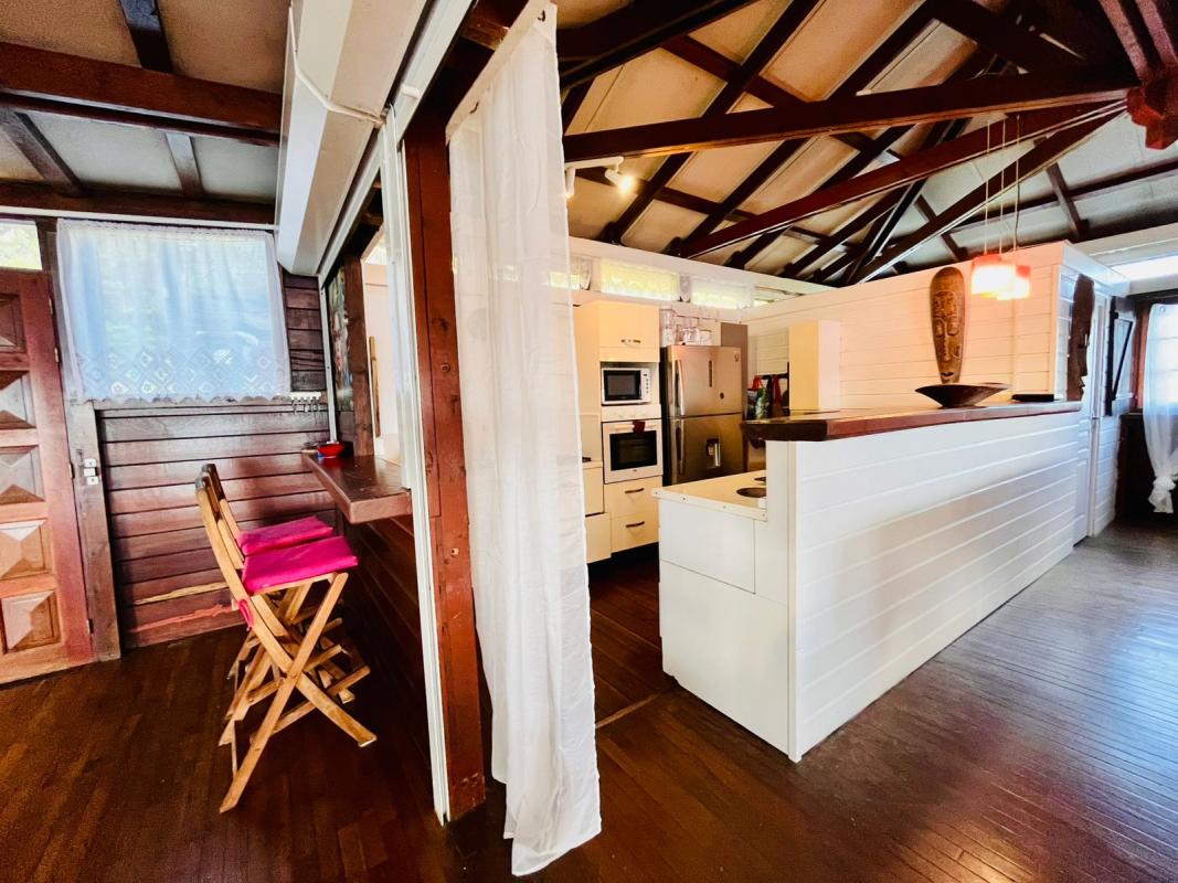 villa-avec-jacuzzi-vue-mer-tartane-caravelle - cuisine comptoir